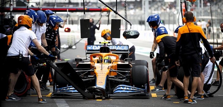 Los ingenieros de McLaren trabajan en el coche de Norris