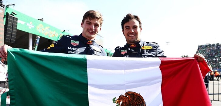 Verstappen y Pérez sostienen la bandera de México