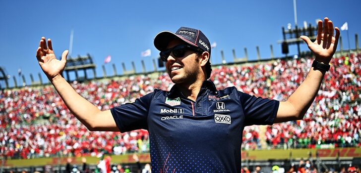 Pérez celebra el podio con su afición