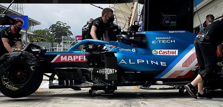 Los ingenieros de Alpine empujan el monoplaza de Alonso