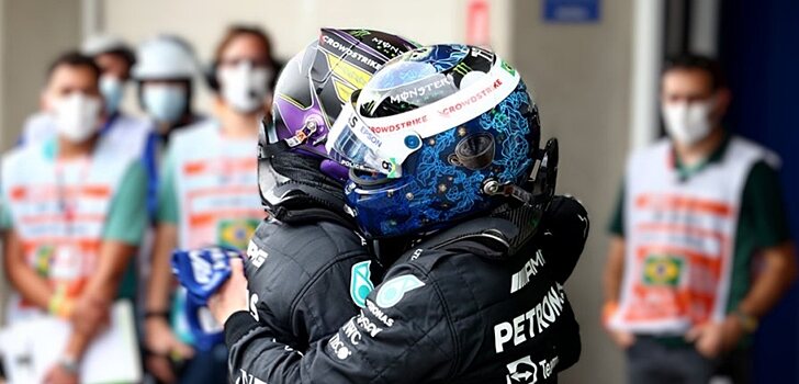 Bottas y Hamilton se abrazan en brasil