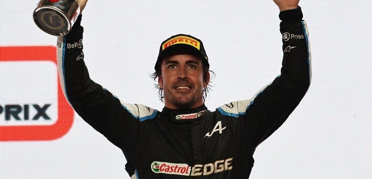 Alonso celebra el podio en Losail