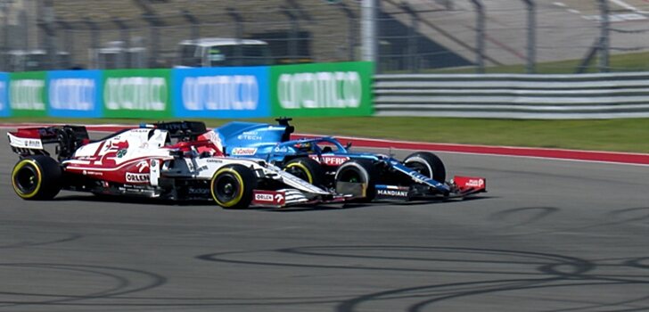 Räikkönen y Alonso pelean en el GP de Estados Unidos