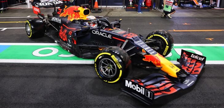 Verstappen, en el box de Jeddah