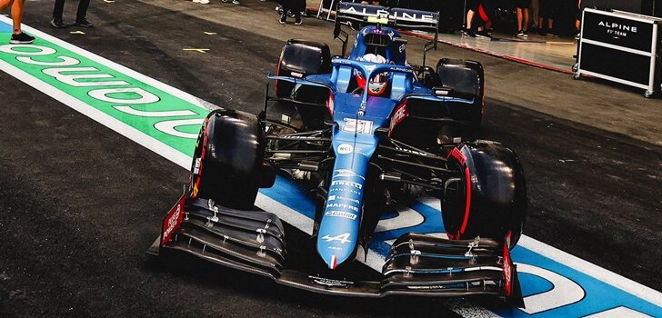 Ocon, en los boxes de Jeddah