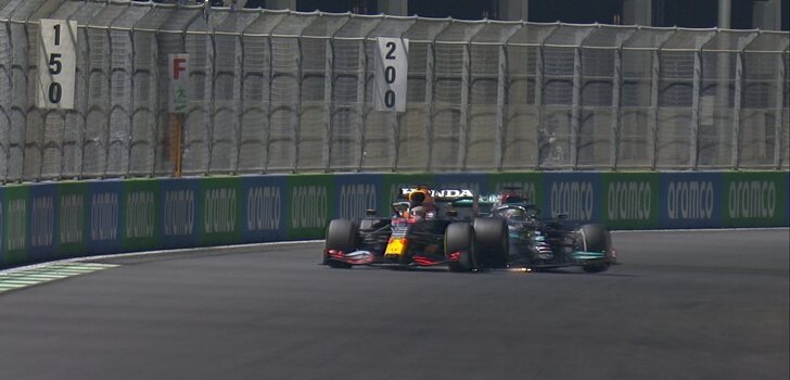 Hamilton y Verstappen se tocan en Jeddah