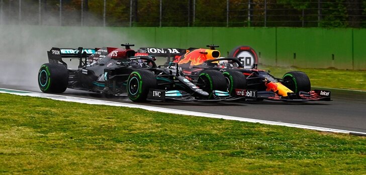 Hamilton y Verstappen pelean bajo el agua