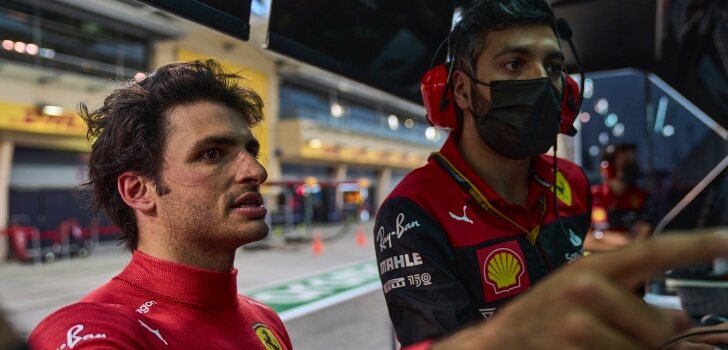 Sainz, junto a uno de sus ingenieros