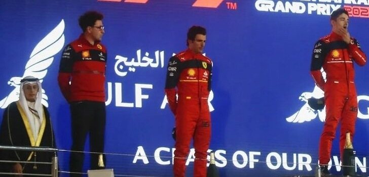 Binotto en el podio junto a sus pilotos