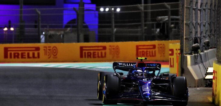 El Williams de Latifi en el trazado saudí