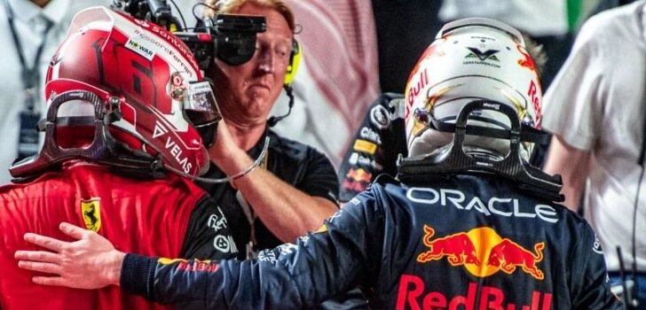 Saludo entre Leclerc y Verstappen tras la carrera