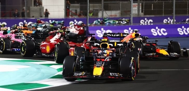 Pérez y Verstappen, en la salida del GP de Arabia Saudí 2022