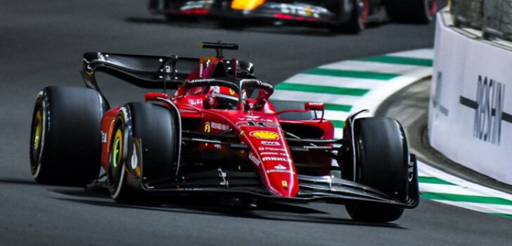 Charles Leclerc liderando la carrera en Arabia Saudí