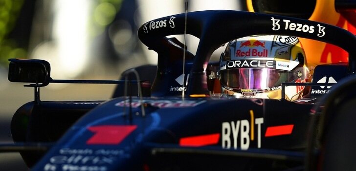 Pie de foto (Max Verstappen por las calles de Albert Park)