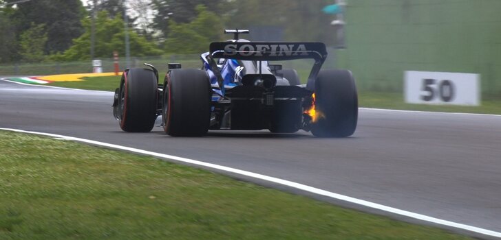 El coche de Albon, en llamas en la Q1 de Imola