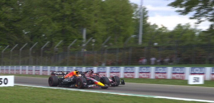 Leclerc y Verstappen batallando en Imola