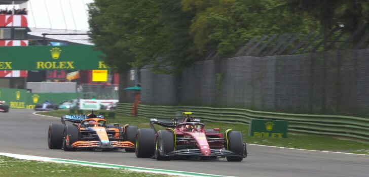 Carlos Sainz adelantando al Ricciardo en el Sprint de Imola
