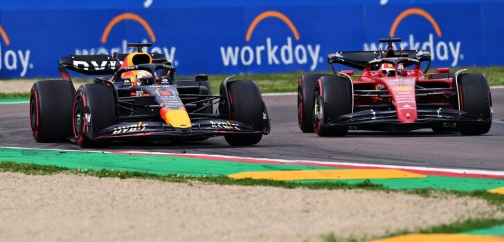 Verstappen y Leclerc luchan en Imola
