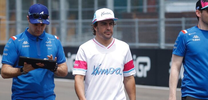 Alonso pasea el circuito de Miami