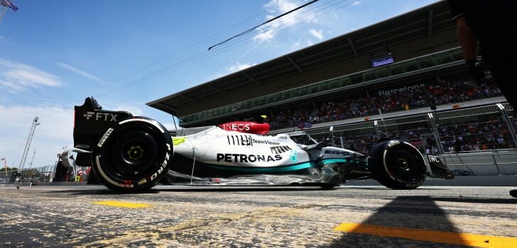 Hamilton, en los boxes de Montmeló