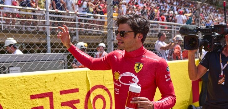 Carlos Sainz saluda a su afición