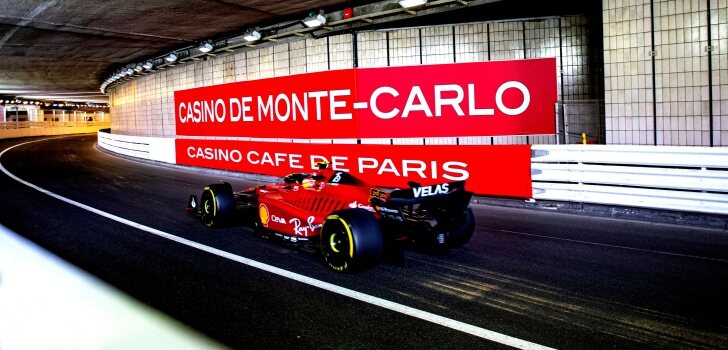 Sainz pasa por el túnel de Montecarlo