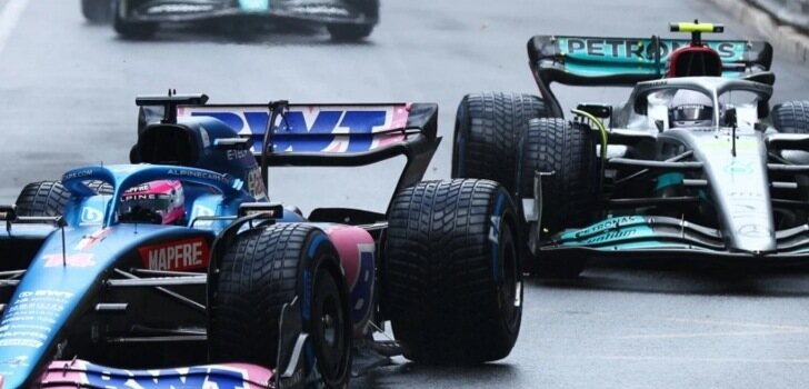 Alonso y Hamilton luchan bajo la lluvia