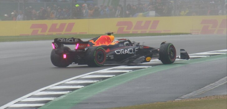 Verstappen trompea en Silverstone