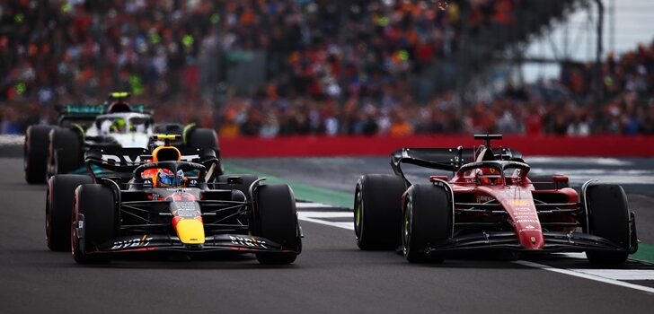 Pérez y Leclerc pelean en Silverstone