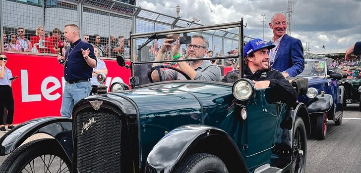 Alonso saluda a los aficionados de Silverstone