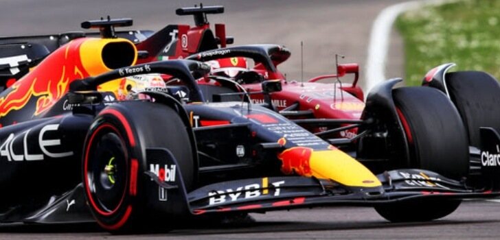 Verstappen y Leclerc luchan rueda a rueda en esta primera mitad de temporada