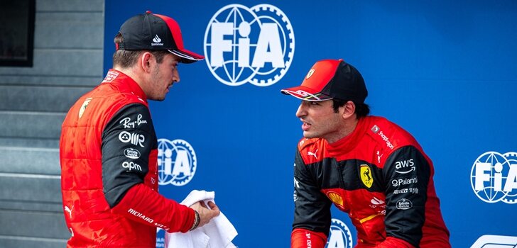 Leclerc y Sainz conversan