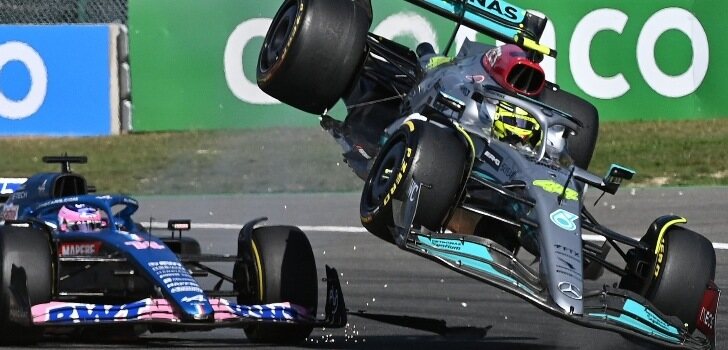 Accidente entre Hamilton y Alonso en la vuelta 1