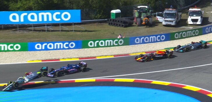 Alonso y Hamilton chocan en Spa