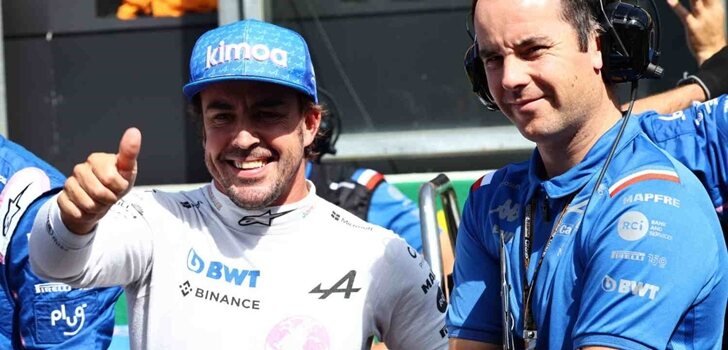 Alonso, junto a su ingeniero en Spa