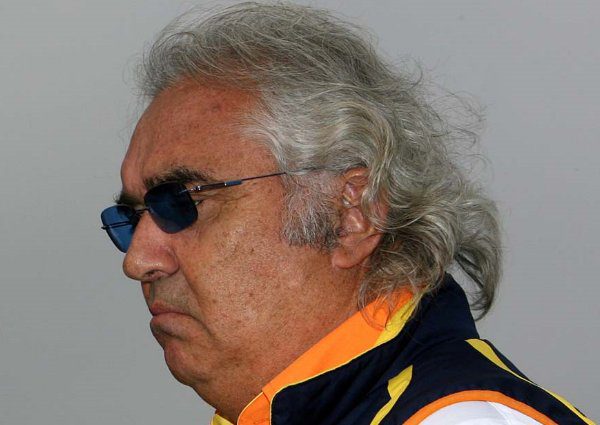 Briatore dice que la FIA no juega el papel que debería