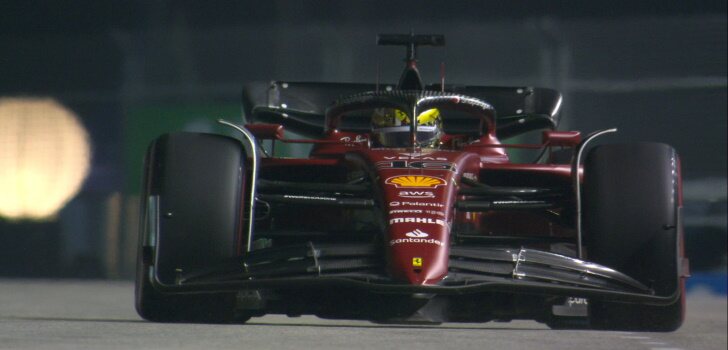 Charles Leclerc marcando la vuelta rápido del sábado en Singapur