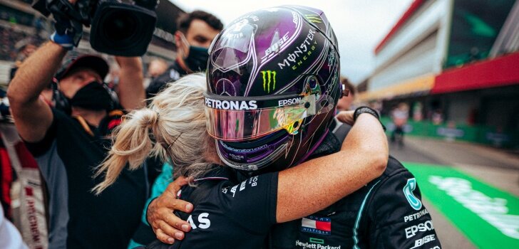 Hamilton abraza a su equipos