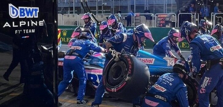 Alonso en boxes tras su accidente con Ocon
