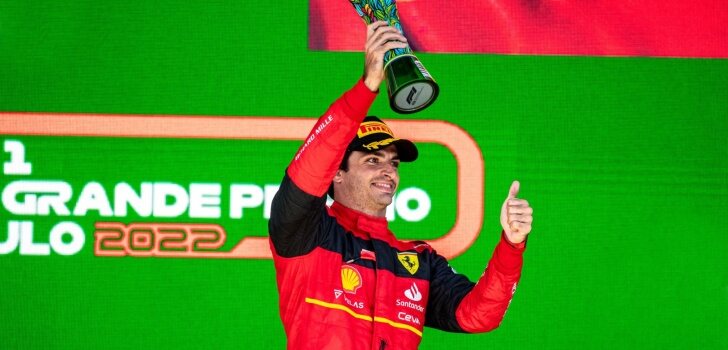 Sainz celebra el podio en Brasil