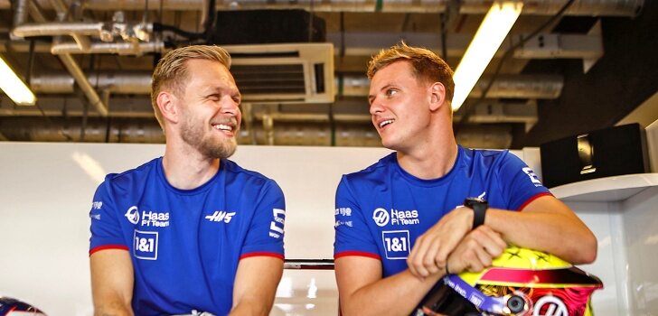Magnussen y Schumacher, sonrientes