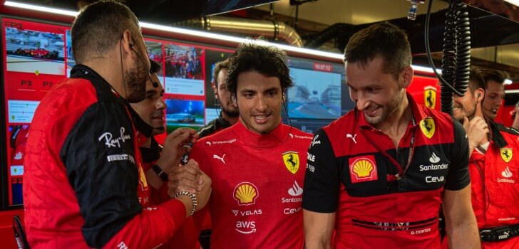 Sainz, junto a sus ingenieros