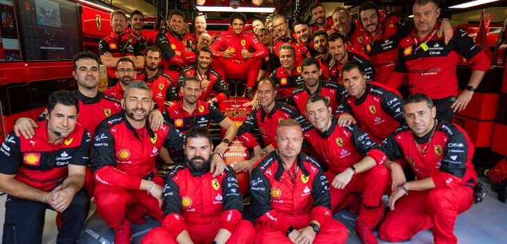 El equipo Ferrari, junto a Sainz