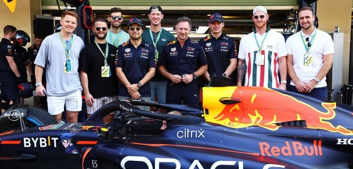 Horner, con Pérez y Verstappen