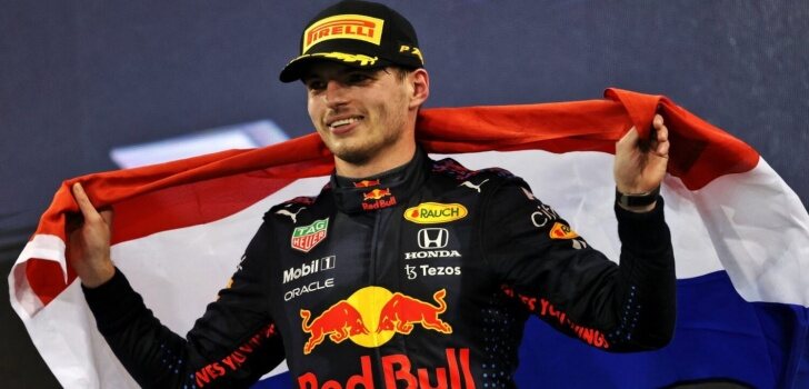 Verstappen, con la bandera holandesa