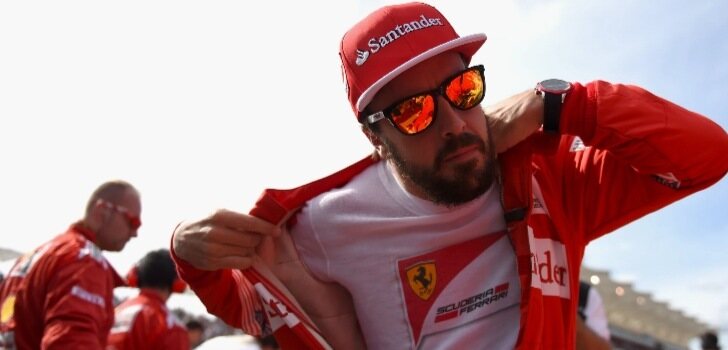 Fernando Alonso se pone su mono de Ferrari