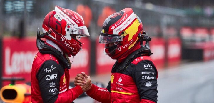 Leclerc y Sainz se saludan