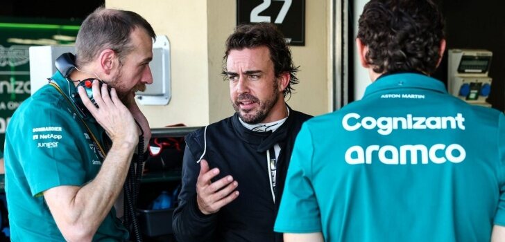 Alonso, con los ingenieros de Aston Martin