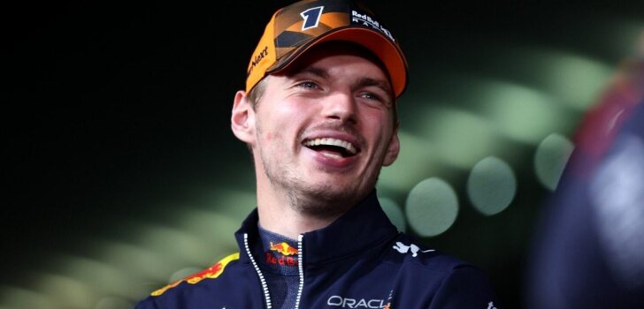 Verstappen, sonriente en la rueda de pensa