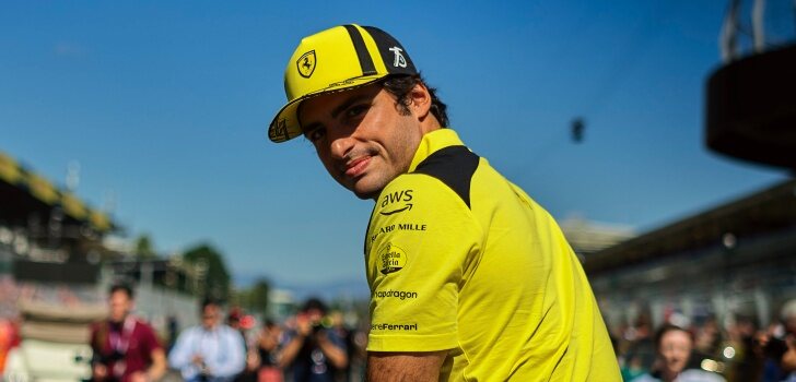 Sainz mira a cámara